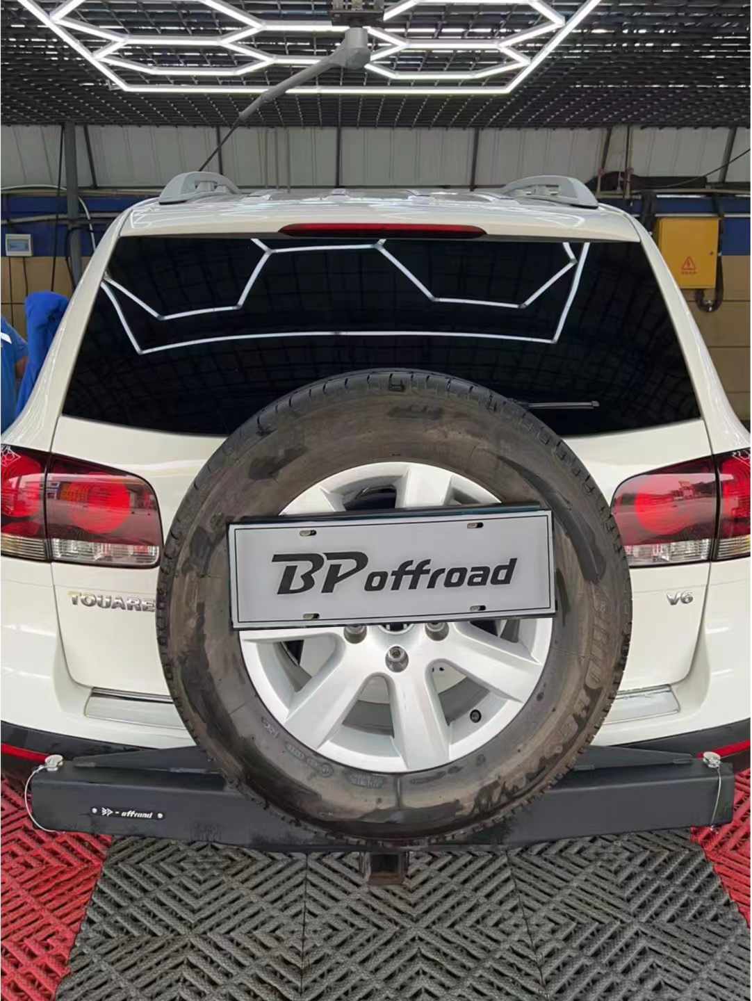 Touareg tire rack