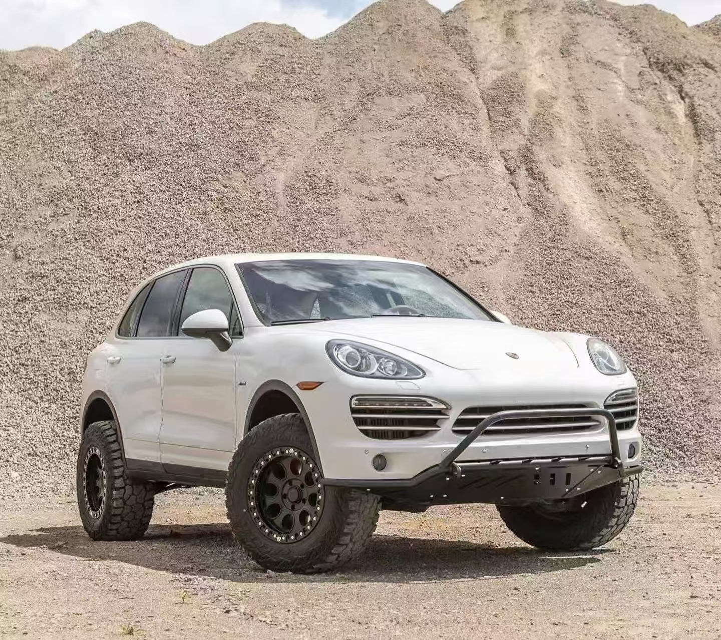 Cayenne 2014 958 retains fog lights on its low-cut bumper.